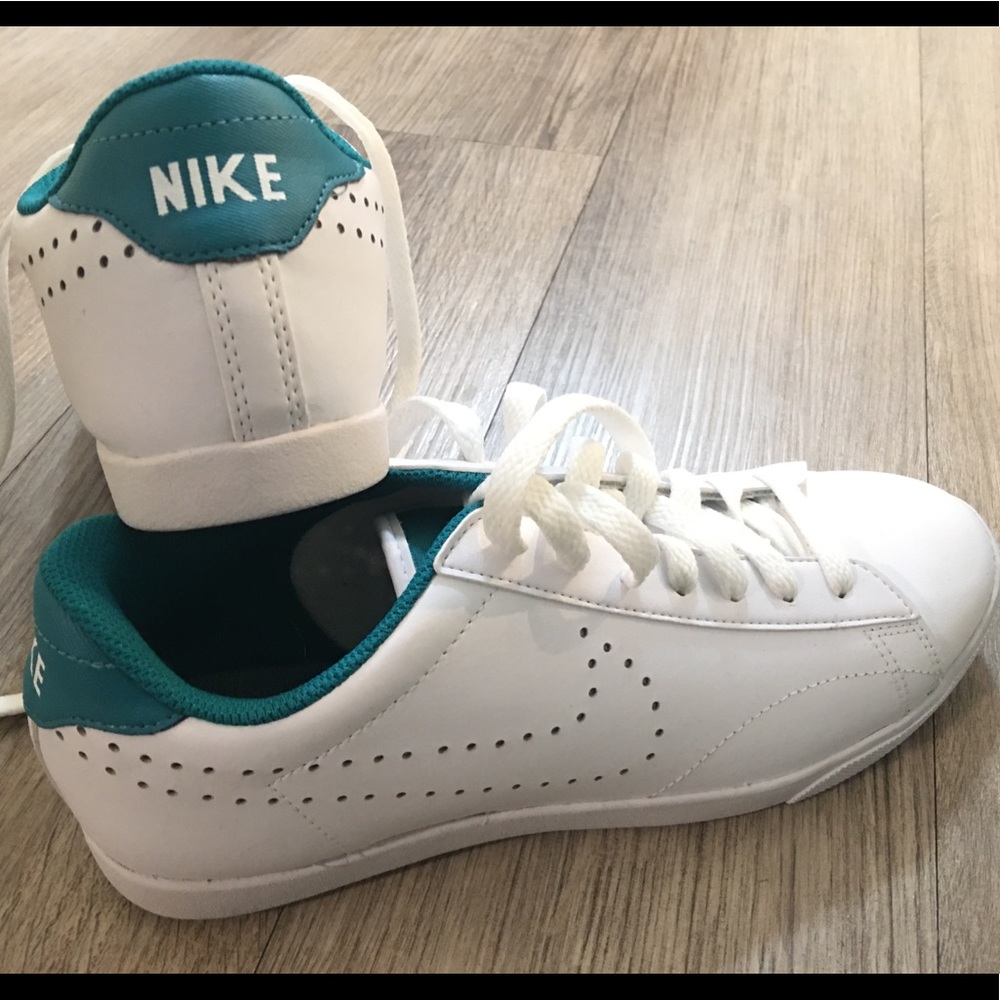 WOMENS NIKE RACQUETTE LEATHER TRAINERS WHITE/GREEN